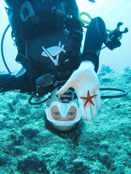 Daniela con stella marina (Kadmat, Lakshadweep - India)