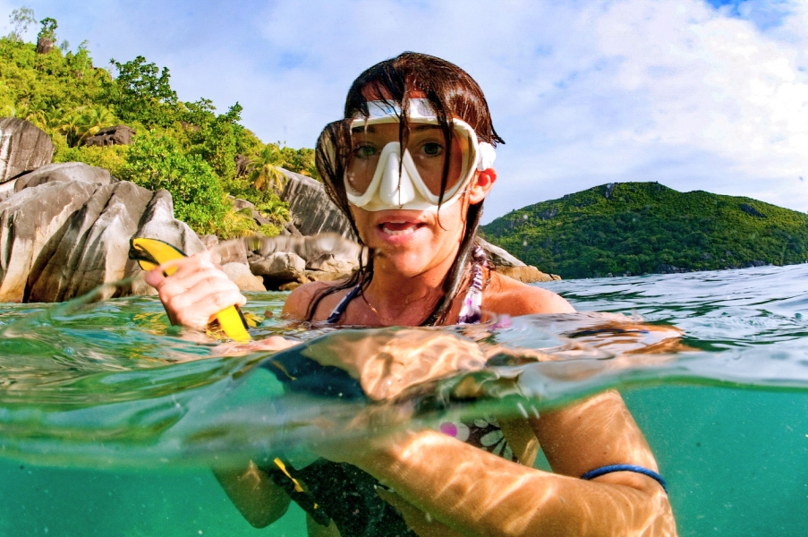 Riparando una pinna (da qualche parte nel Sudovest di Mahé - Seychelles)