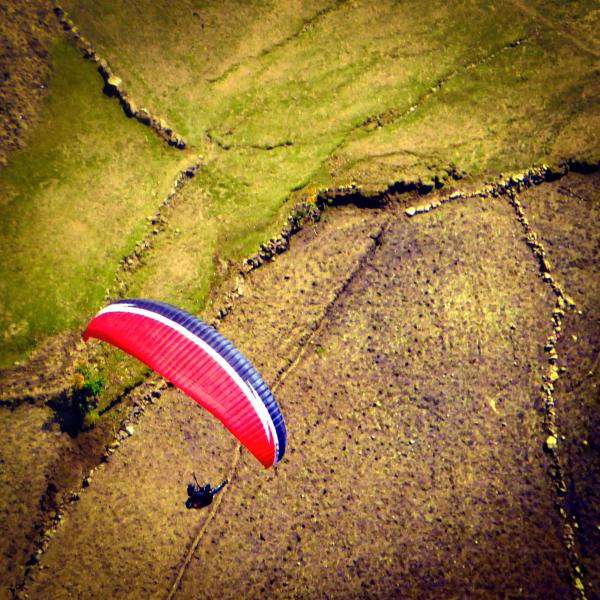 Parapendista solitario (da qualche parte in Etiopia)